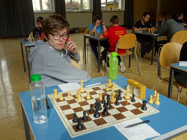 Stefan LEITL bei der Partie mit Laurin WISCHOUNIG. Stefan steht etwas besser und es gelingt ihm innerhalb der nächsten Züge, den Läufer mit a4 einzusperren (Laurin müsste e6-e5-e4 spielen, um dies zu verhindern).