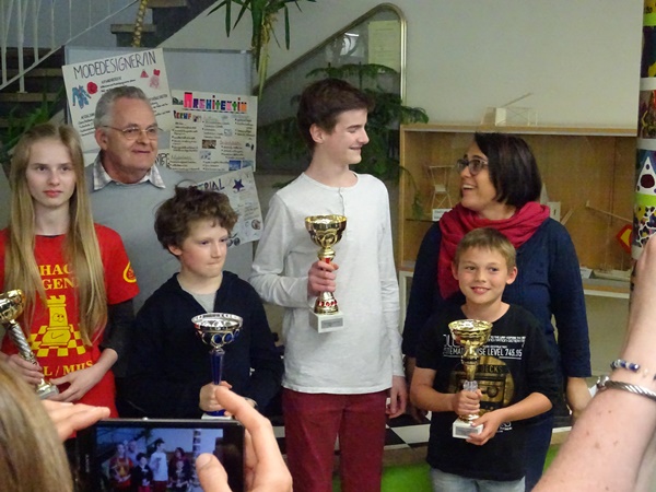 Die Sieger des A-Turniers. Von links nach rechts: Miriam WURZER (7., beste weiblicher Teilnehmerin), Josef KREUTZ (Schiedsrichter), Quentin HALLER (3.), Laurin WISCHOUNIG (1.), Benjamin KIENBÖCK (2.), Karin SCHNEGG (Organisatorin).