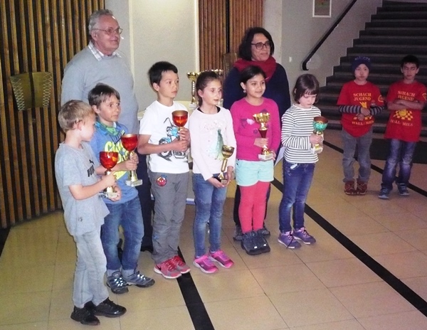 Die Sieger des B-Turniers. Von links nach rechts: Samuel KIENBÖCK (5.), Johannes WEIß (1.), Mathias TRAXL (4.), Manuela Recher (9.), Katharina LASER (2.), Leefke GISELBRECHT (3.). Dahinter Josef KREUTZ und Karin SCHNEGG.