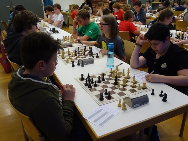 Im Vordergrund spielt Victor NAT (l.) gegen gor TUMANYAN (r.), daneben Stefan Leitl (l.) gegen Paul Hirnschall (r.). Im Hintergrund sieht man u.a. auch Laurin WISCHOUNIG.