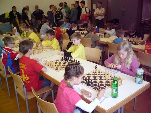 Die vier TeilnehmerInnen der Schachschule spielen in der ersten Runde nebeneinander: vrnl. Sandra ZEDROSSER, Emanuel SCHWEIGHOFER, Anand MYAGMAR, Amarbayar MYAGMAR