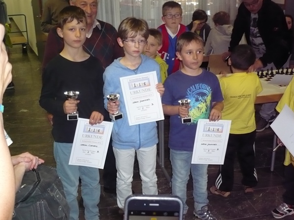 Die Sieger des B-Turniers mit ernster Miene: vlnr. Clemens LERCHL (1.), Johannes LERCH (2.), Johannes WEISS (3.)