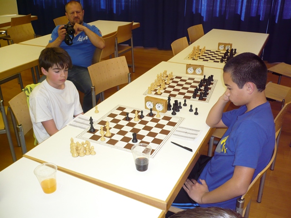 Valentin BINDER (l.) gegen Tobias LASER (r.). Die Stellung ist für Valentin (schwarz) gewonnen, aber der Sieg ist recht anspruchsvoll zu realisiern. Ergebnis: Remis.