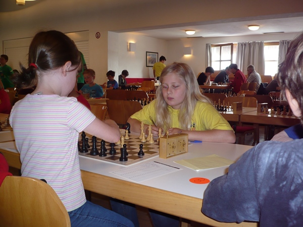 Sarah PRIMUS (li.) im Spiel mit Sandra ZEDROSSER (re.)