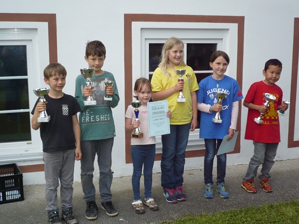 Die SiegerInnen des B-Turniers vlnr.: Justus LERCHL (3. Platz, 4 Pkt., 14,5 Bh.), Clemens LERCHL (1. Platz, 5 Pkt., 15 Bh.), Sarah PRIMUS (8. Platz, 3 Pkt., 15 Bh.), Sandra ZEDROSSER (11. Platz, 3 Pkt., 13 Bh.), Julia ZEINDL (16. Platz, 2,5 Pkt., 15,5 Bh.), Gan-Erdene NARANKHUU (2. Platz, 4 Pkt., 15,5 Bh.)
