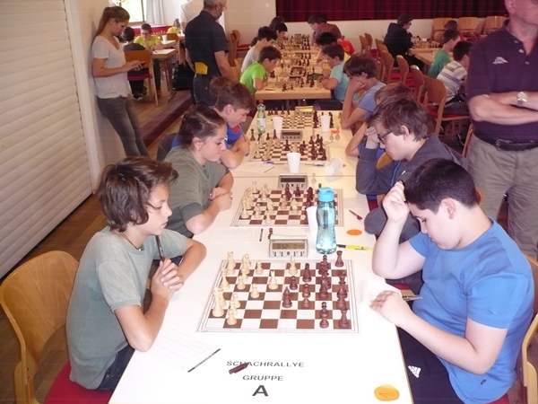 Die entscheidende 5. Runde. Vordestes Brett: Leon FANNINGER (li.) und Gor TUMANYAN (re.); zweites Brett: Angelina ZHBANOVA (li.) und Stefan LEITL (re.). Stefan hat bereits Probleme am Brett.