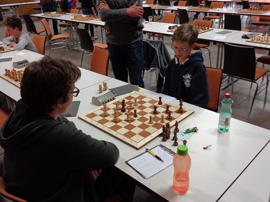 Stefan LEITL (vorne, weiß) gegen Johannes LERCH (hinten , schwarz): Nach ...Ta8 hat Stefan keine Verteidigung gegen die aufgestellten Drohungen (z.B. ...Ta2+)