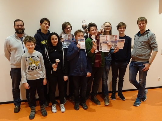 So sehen Sieger der Tiroler Schachschule aus. vlnr: Armin MOSER (Leiter der Tiroler Schachschule), Quentin HALLER (3. bei der U12-Gesamtwertung), Peter NAT, Nicole Samantha PAPARELLA (Tagessiegerin), Stefan LEITL (Sieger der U16-Gesamtwertung), Maximilian VINATZER, Victor NAT (2. bei der U14-Gesamtwertung), Paul HIRNSCHALL (3. bei der U14-Gesamtwertung), Laurin WISCHOUNIG (Schnellschach), Christoph IRSCHICK (Betreuer)